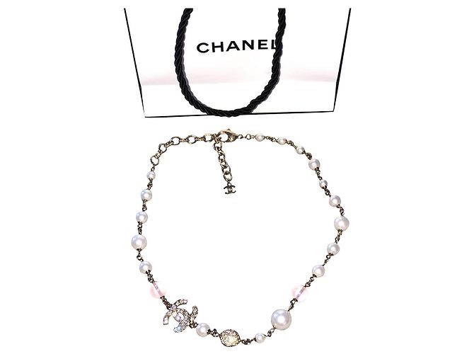 Colar Chanel de pérolas e strass