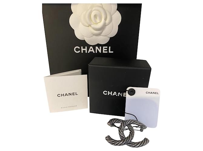 Broche Chanel CC , metal de color rutenio. Neuve Plata Acero  ref.404504