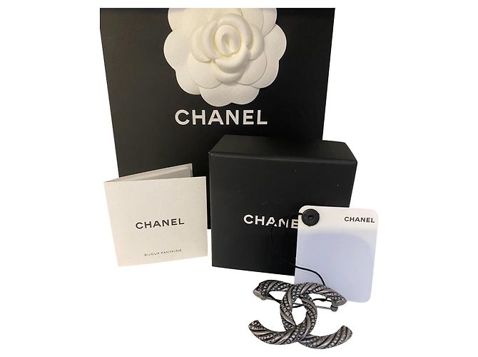 Chanel CC Brosche , rutheniumfarbenes Metall. Neuve Silber