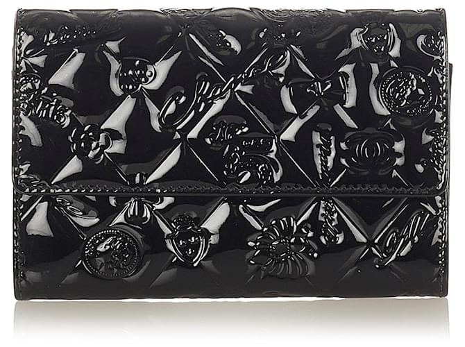 Portafoglio in pelle verniciata con simboli fortunati Chanel Black Matelasse Nero  ref.406345