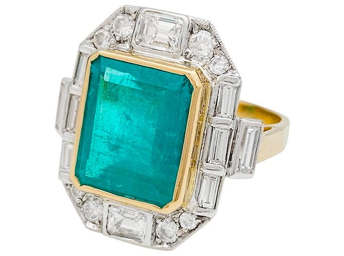 inconnue Anello con due smeraldi in oro e diamanti.