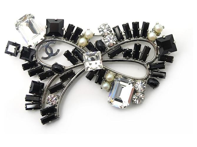 Other jewelry NEW CHANEL BOW BROOCH IN SILVER METAL AND BLACK STONES NEW  BROOCH Silvery ref.411252 - Joli Closet