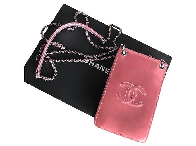 Le Boy Capa de celular Chanel Petit rosa em couro envernizado