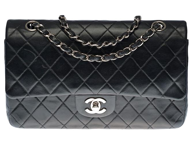 Hervorragende Chanel Timeless Medium-gefütterte Handtasche mit Überschlag aus schwarzem gestepptem Lammleder, Garniture en métal argenté  ref.412344