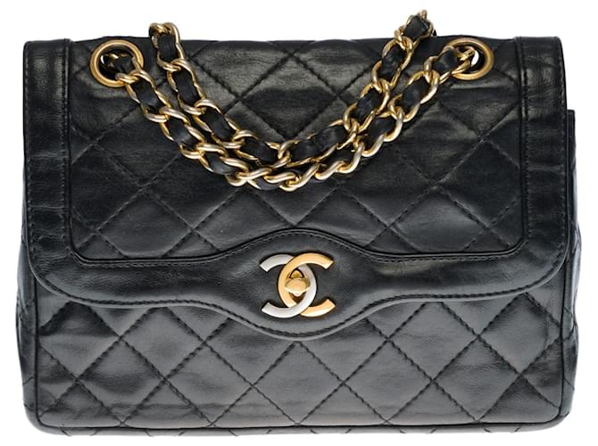 Très chic et Rare sac bandoulière Chanel Mini Classique à double rabat en cuir matelassé noir, garniture en métal doré  ref.412347