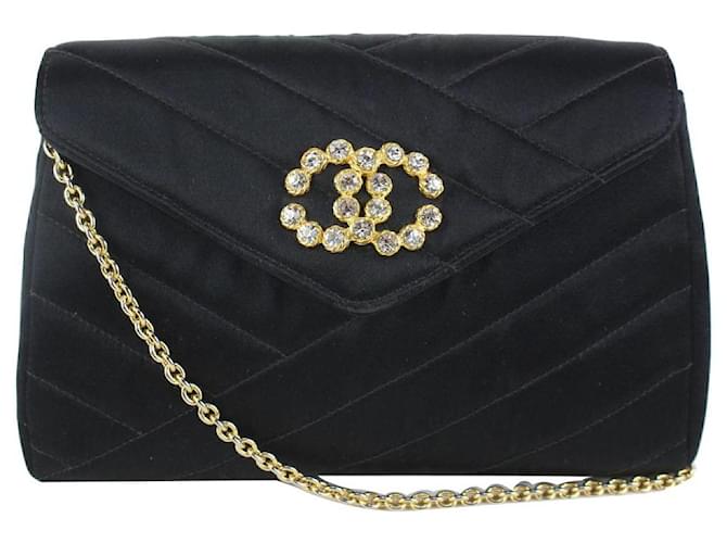 Chanel Bolsa de corpo cruzada Chevron acolchoada em cristal de cetim CC com aba preta  ref.413419