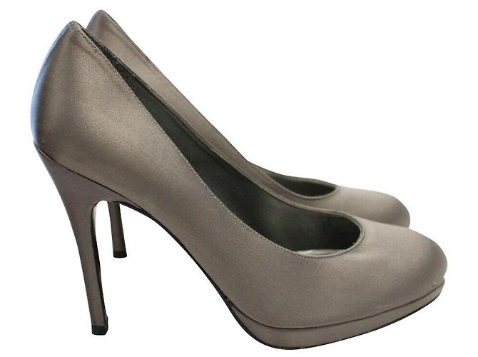 Stuart Weitzman Satin-Pumps in dunklem Silber US 7 EU 38 Grau