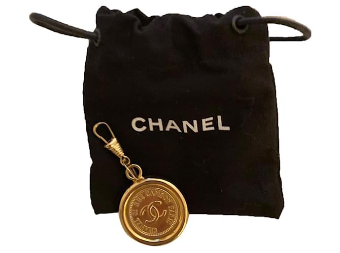 Cambon Chanel Encantos de saco Dourado Metal  ref.417400