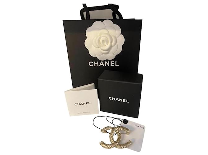 Chanel CC Signature Gold Metal Brooch ( NEW ARTICLE ) Gold hardware Steel  ref.419520