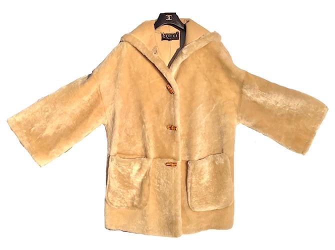 Gucci Duffle-coat en fourrure d'agneau Beige  ref.419803