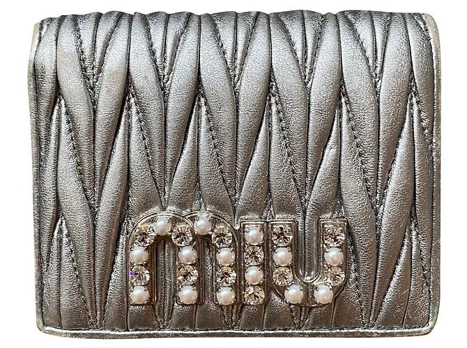 Miu Miu Geldbörse aus silberfarbenem Leder mit Strass und Perlenlogo