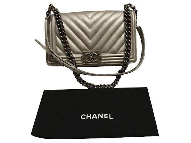 Boy Chanel Handtaschen Grau Leder  ref.420741