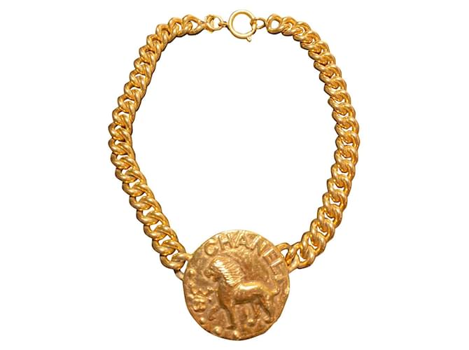 Colar de medalhão de leão vintage Chanel Dourado Banhado a ouro  ref.420747