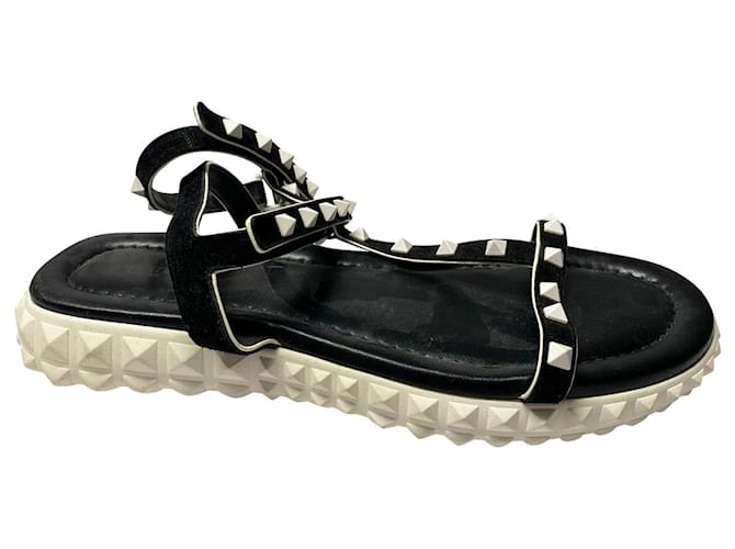 Valentino Garavani Rockstud sandálias rasteiras com alça de tornozelo em camurça preta Preto Poliéster  ref.422283