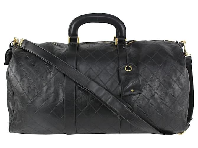 Chanel Bolsa de viaje Boston de piel de cordero acolchada negra con correa Cuero  ref.422554