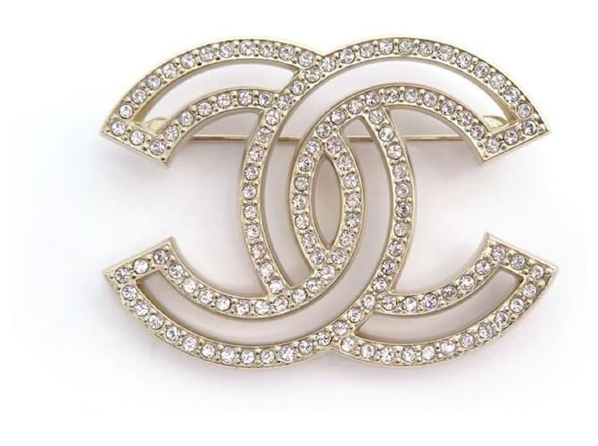 Other jewelry NEW CHANEL BROOCH CC LOGO & STRASS A64746 IN GOLD METAL NEW GOLDEN BROOCH  ref.423430