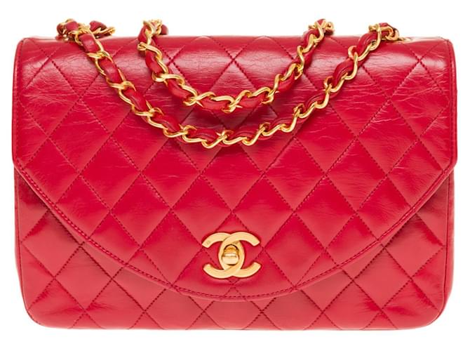 Timeless Esplêndida bolsa de ombro com aba Chanel Classique em couro vermelho acolchoado, garniture en métal doré  ref.423915