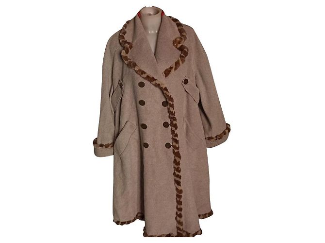 Abrigo Fendi con botonadura forrada en camel Beige