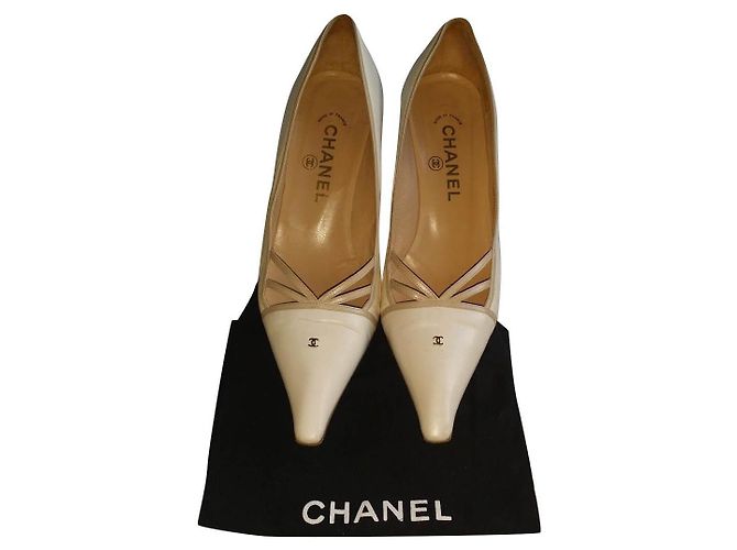 Chanel Lederpumps Eggshell 38 Aus weiß
