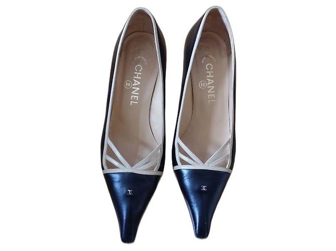 Chanel Pumps Schwarz und Eierschale Leder Gr 38 Aus weiß