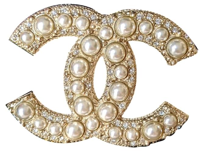 Chanel F19V CC Logo GHW Pearl and Crystal Brooch Golden Metal ref.427382 -  Joli Closet