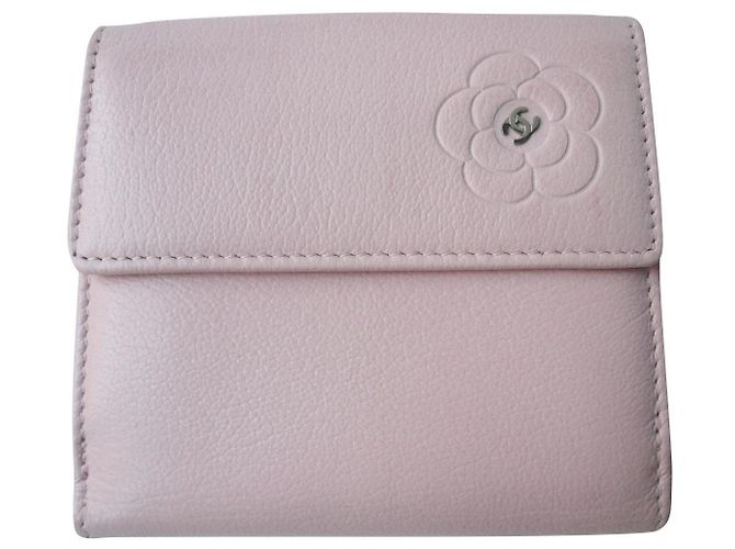 CHANEL Cartera en piel de becerro graneada rosa Camélia BE