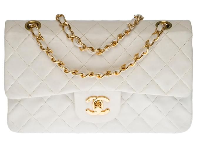 L'ambita borsa Chanel Timeless 23cm con patta foderata in agnello trapuntato bianco, garniture en métal doré Pelle  ref.433408