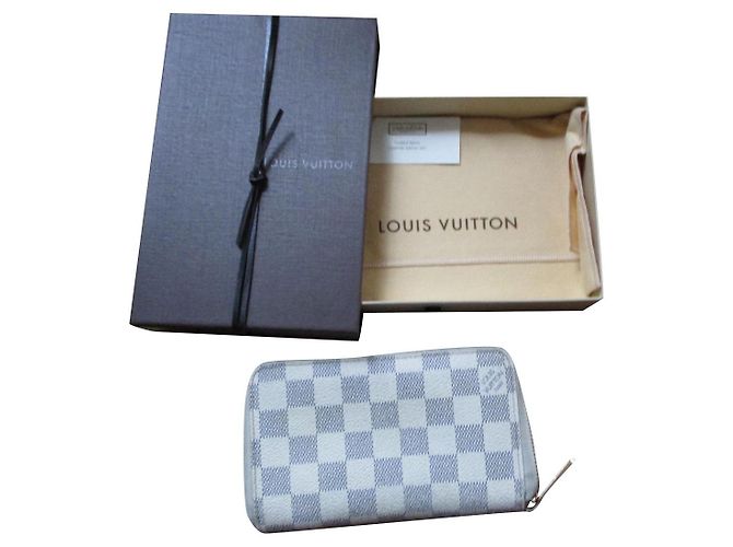 Louis Vuitton Zippy, checkered azure. Beige