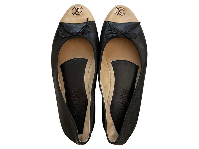 Sapatilhas Chanel de couro preto com laço bege