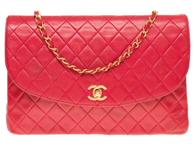 Timeless Prächtige Chanel Classique Umhängetasche mit Klappe aus rotem gestepptem Leder, garniture en métal doré  ref.438468
