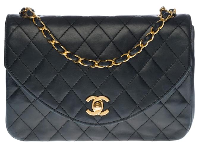 Timeless Excelente bolsa Chanel Classique Flap bag em pele de cordeiro acolchoada preta, garniture en métal doré Preto Couro  ref.438809