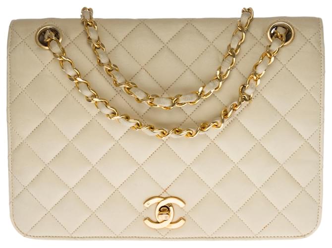 Timeless Linda bolsa Chanel Classique com aba cheia em pele de cordeiro acolchoada bege (Casca de ovo), garniture en métal doré Couro  ref.438813