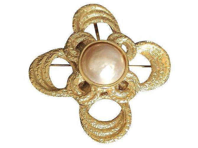 Broche Yves Saint Laurent Cabochon Blanc Métal Doré 