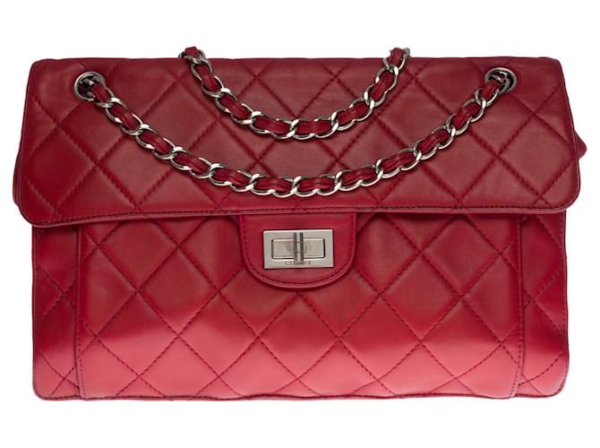 : La borsa Chanel molto capiente 2.55 Maxi in pelle trapuntata rossa, Garniture en métal argenté Rosso  ref.440053