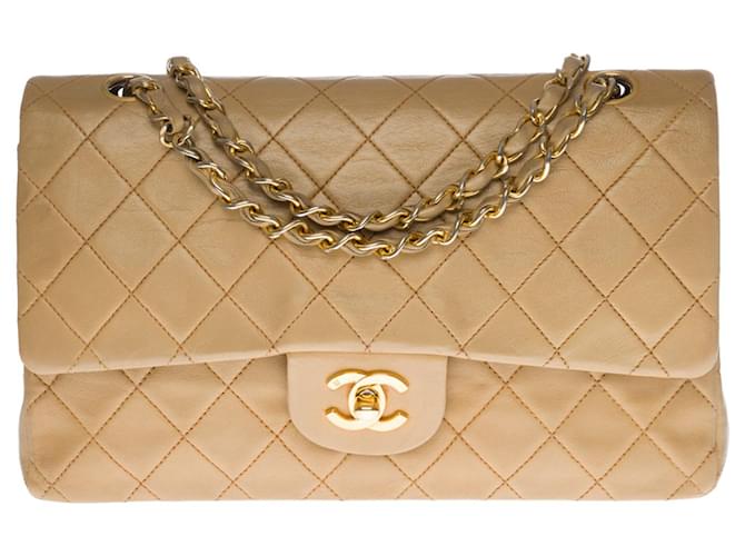 Superba borsa Chanel Timeless / Classique con patta foderata in pelle di agnello trapuntata beige, garniture en métal doré  ref.440056