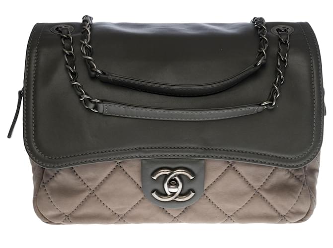 Timeless El original y práctico bolso Chanel Classic Flap en piel gris semiacolchada, adornos de metal plateado antiguo Cuero  ref.440077