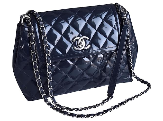 Chanel Bolsa con solapa con tarjeta y bolsa guardapolvo Azul Azul marino Azul oscuro Cuero Charol  ref.440945