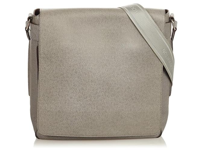 Louis Vuitton Messenger Veau façon poulain Gris  ref.441223