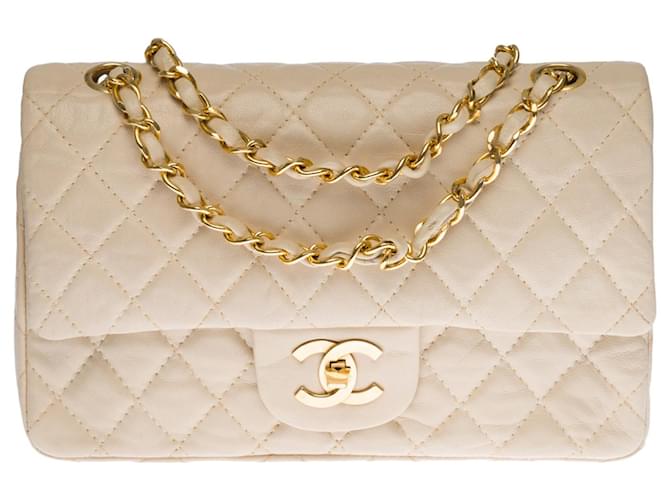 Superb Chanel Timeless / Classique handbag 22cm with lined flap in beige  quilted lambskin, garniture en métal doré Leather ref.443923 - Joli Closet