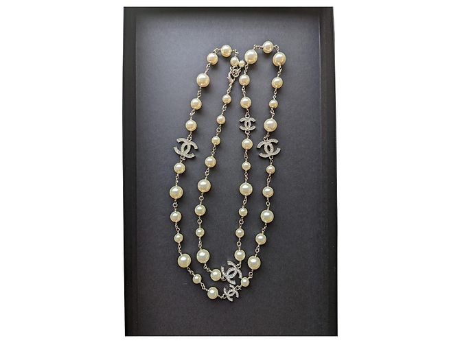 Chanel CC A20Colar Longo Clássico V Logo Pérola e Cristal Prata