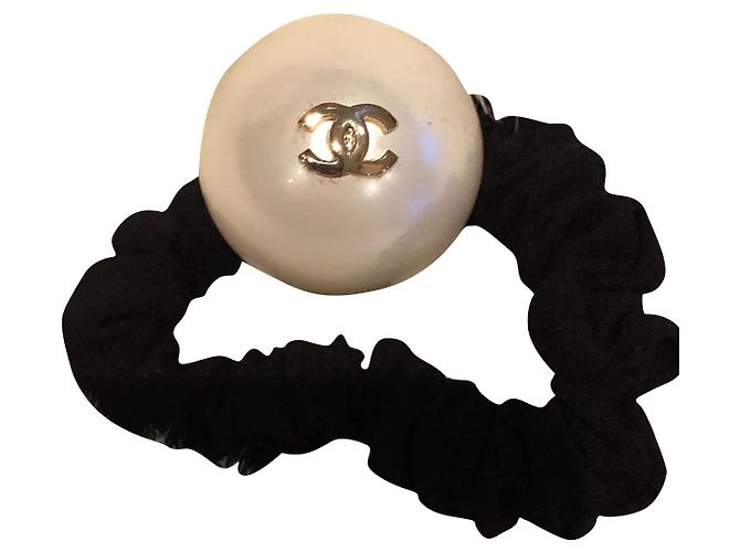 Goma de Pelo Chanel Perlas Negro Blanco roto