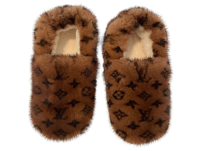 Louis Vuitton Pelzpantoffeln Beige