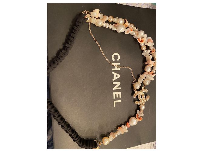 Diadema Chanel de perlas negro collar
