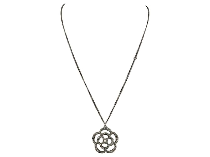 Collier Chanel avec pendentif camélia en fausses perles & zircons Métal Argenté Métallisé  ref.454595