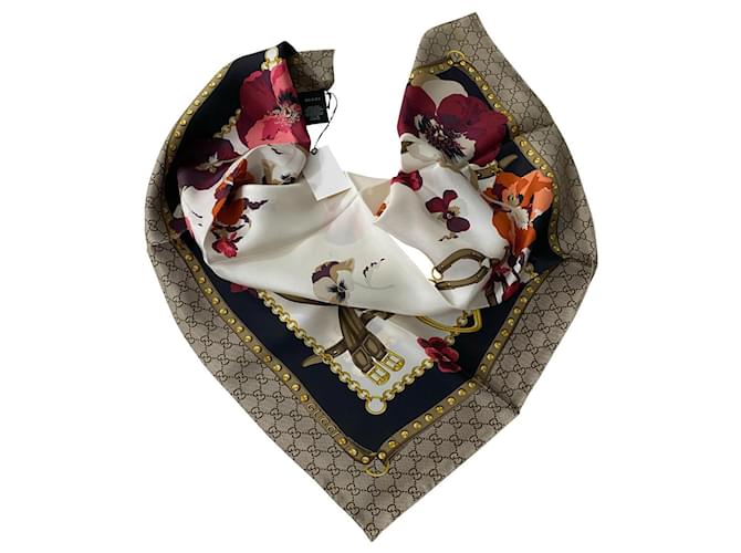 Foulard à motifs Gucci Soie Multicolore  ref.458476