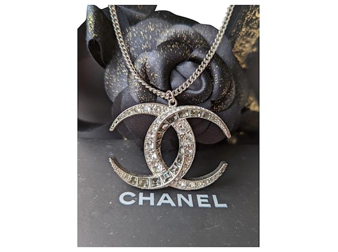 Chanel CC B15C Lange Kristallkette mit Dubai-Mondlogo Silber Metall  ref.462637