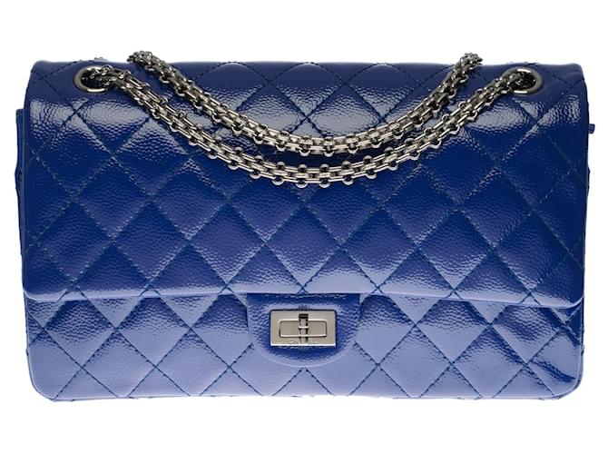 Splendida borsa Chanel 2.55 Classica pelle verniciata trapuntata blu elettrico (con riflesso viola), Garniture en métal argenté  ref.464444
