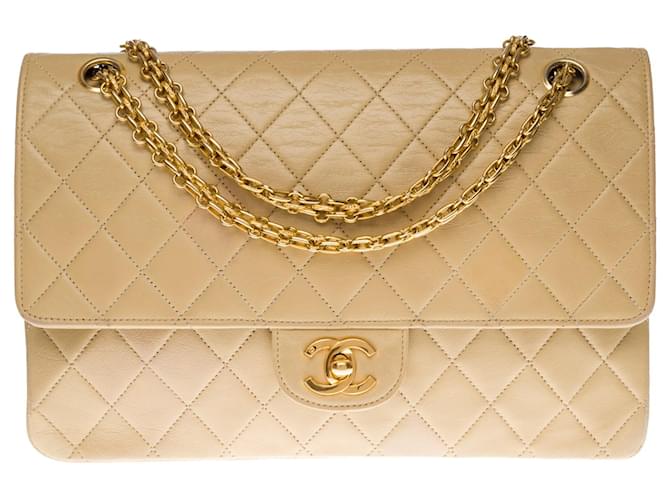 Esplêndida bolsa Chanel Timeless/Classique com aba forrada em pele de cordeiro acolchoada bege, garniture en métal doré Couro  ref.464453