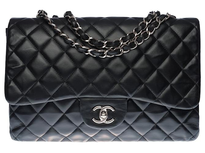 Le Majestueux Chanel Timeless Jumbo Flap bag shoulder bag in black quilted lambskin, Garniture en métal argenté Leather  ref.464481
