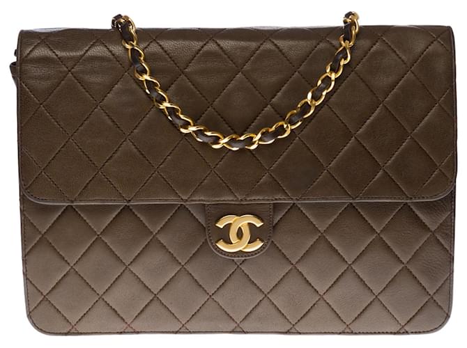 Timeless Splendid & Rare Chanel Pochette Classique Flap Bag Umhängetasche aus gestepptem Leder in Khaki, garniture en métal doré Braun  ref.464491